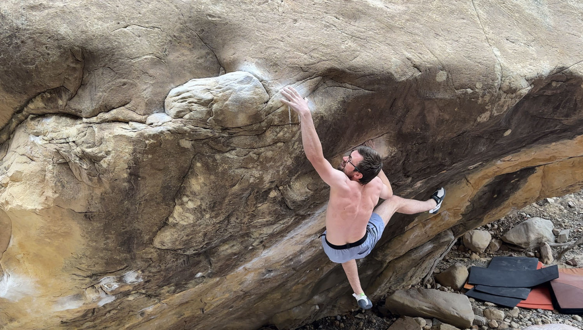 Will Bosi climbing Return of the Sleepwalker (Font 9A/V17) at Black Velvet Canyon, Red Rocks, Nevada in the USA. Photo: Teresa Coimbra
